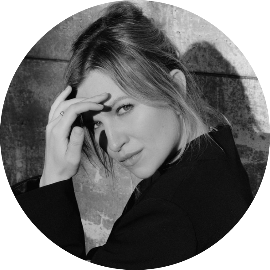 Графика на глазах и кожа в блестках: макияж для новогодней ночи 2026 (фото 6)