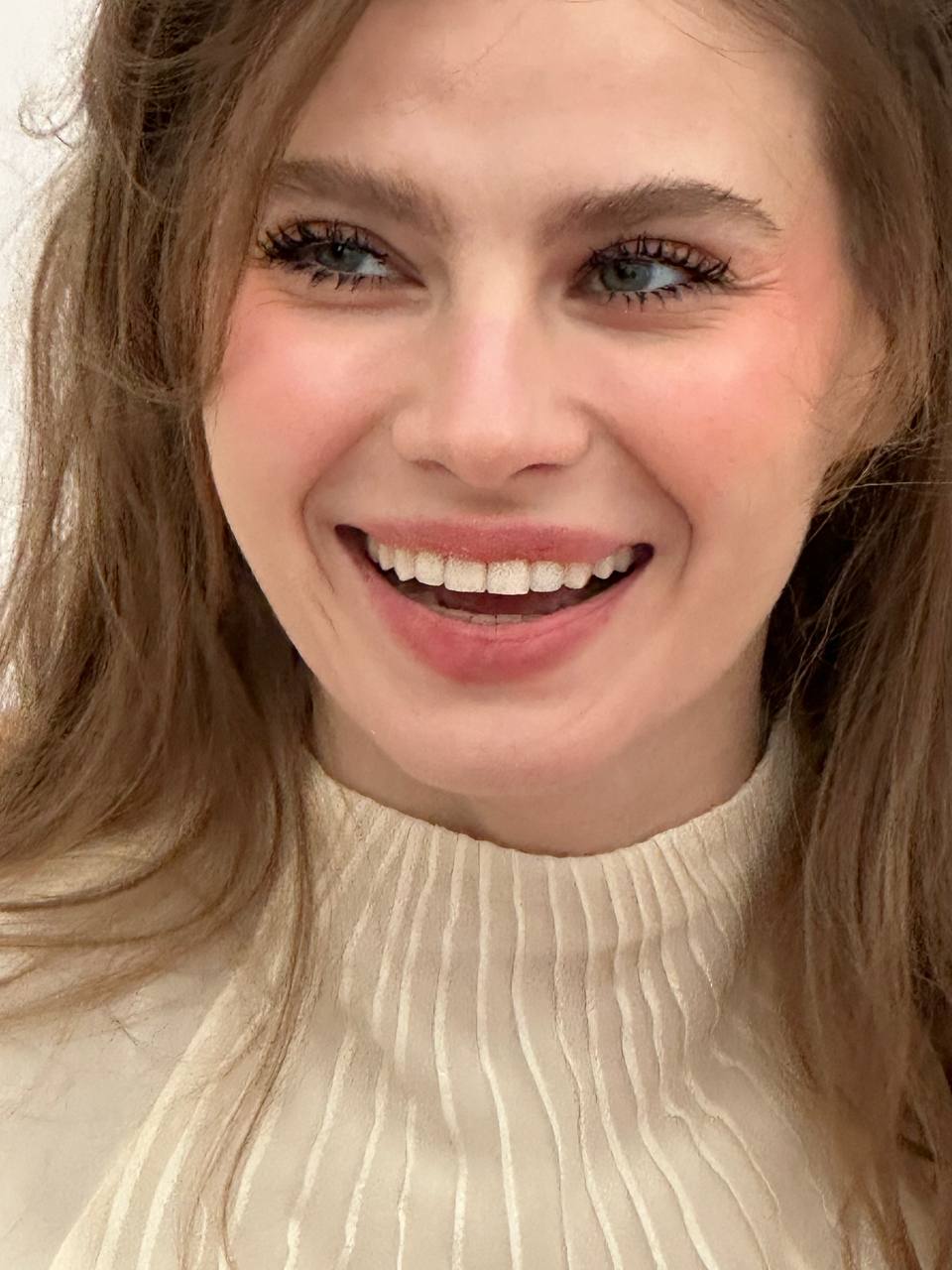 Графика на глазах и кожа в блестках: макияж для новогодней ночи 2026 (фото 7)