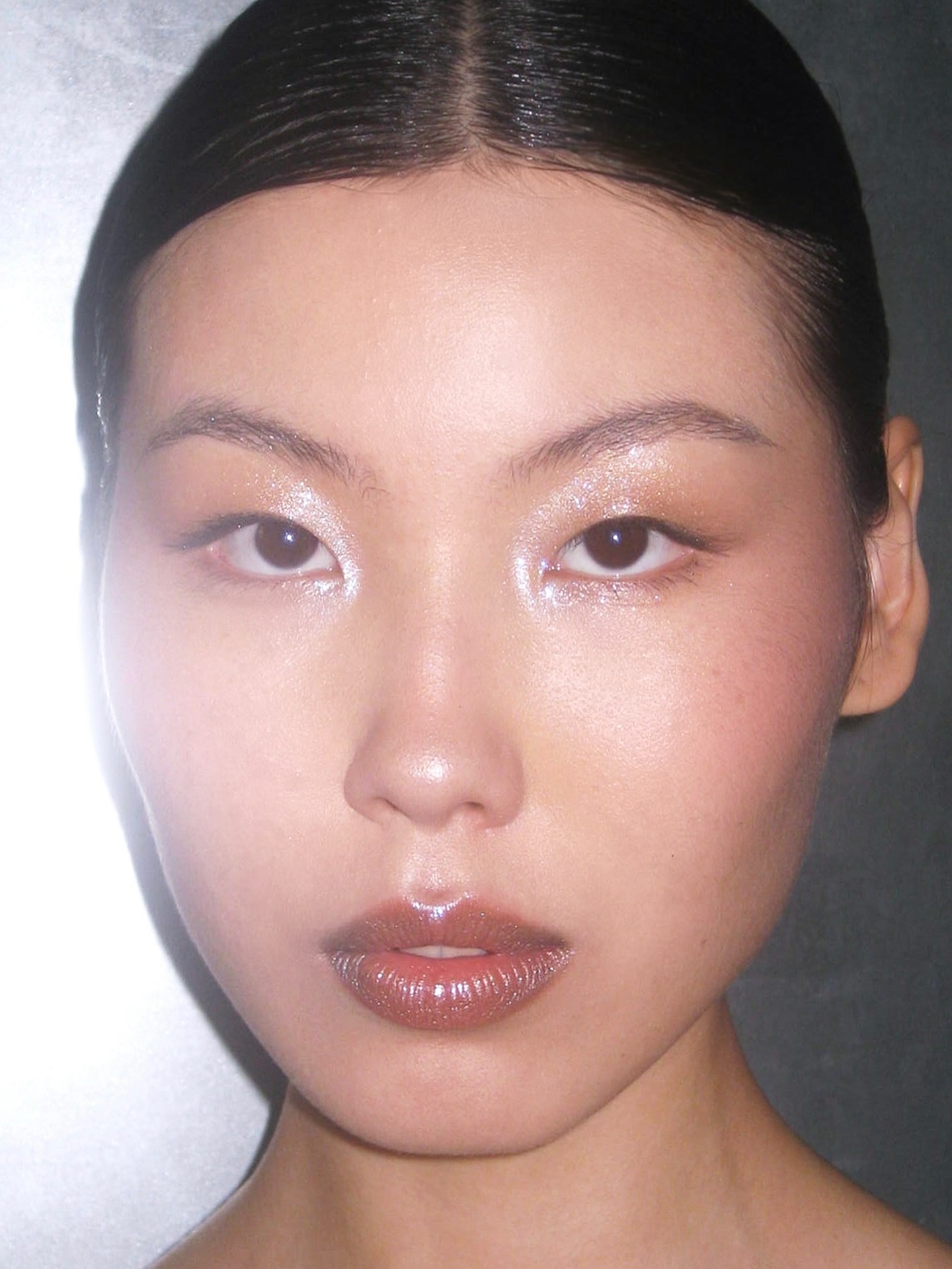 Графика на глазах и кожа в блестках: макияж для новогодней ночи 2026 (фото 10)