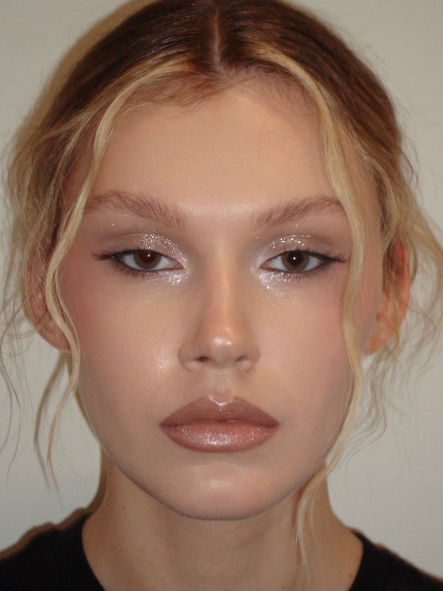 Графика на глазах и кожа в блестках: макияж для новогодней ночи 2026 (фото 11)