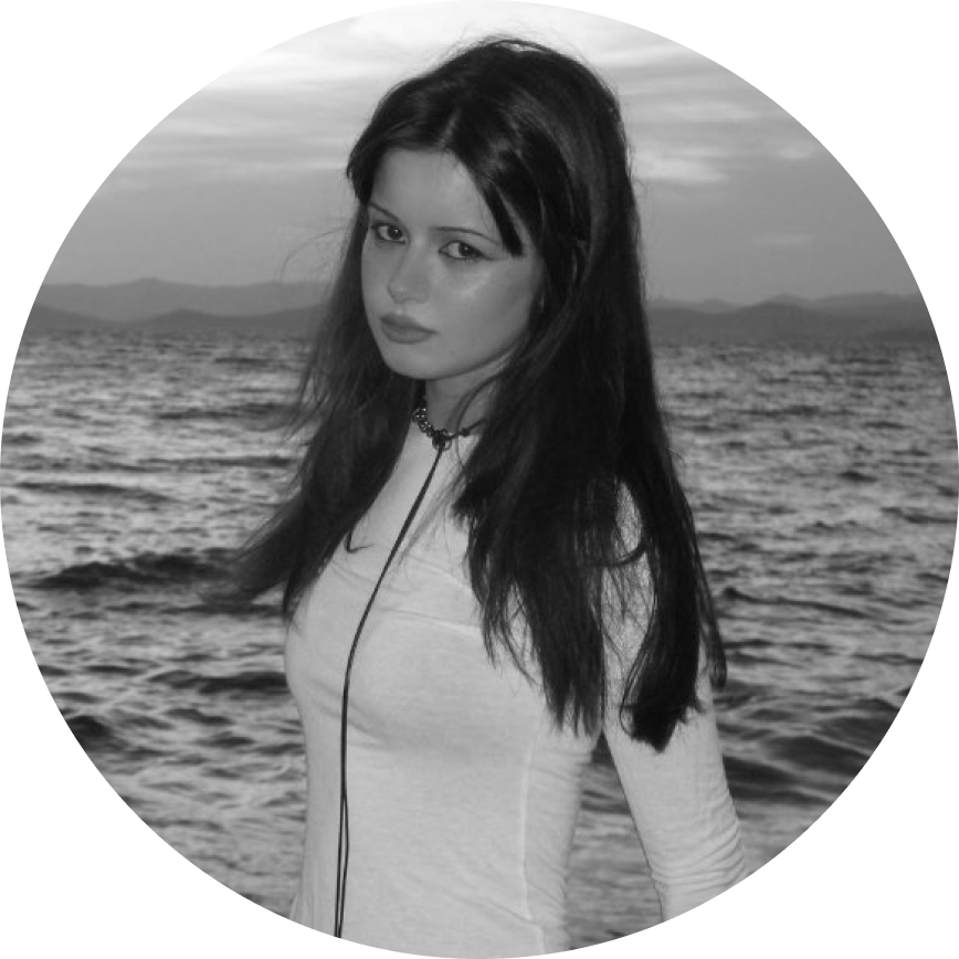 Графика на глазах и кожа в блестках: макияж для новогодней ночи 2026 (фото 1)