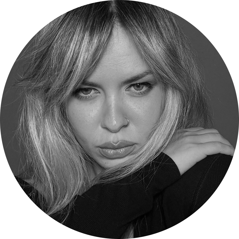 Графика на глазах и кожа в блестках: макияж для новогодней ночи 2026 (фото 3)