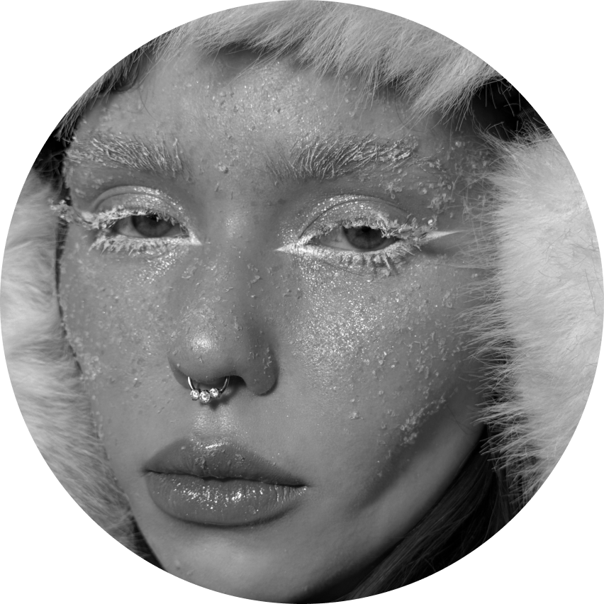 Графика на глазах и кожа в блестках: макияж для новогодней ночи 2026 (фото 9)