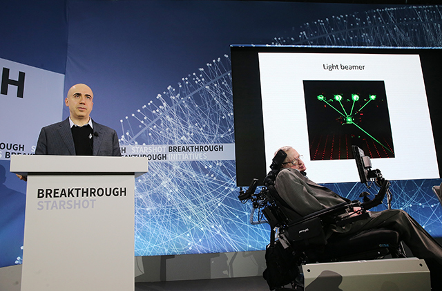 Юрий Мильнер и Стивен Хокинг Юрий Мильнер и Стивен Хокинг рассказали о своем проекте по освоению космоса (фото 1)