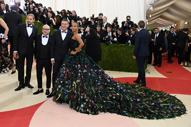 Met Gala — 2016: красная дорожка (фото 48)