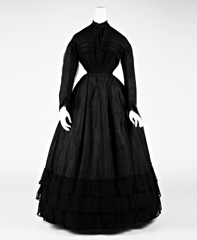Черное траурное платье