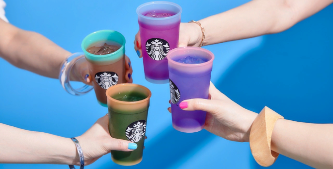 Starbucks выпустил цветные стаканы в поддержку ЛГБТ-комьюнити