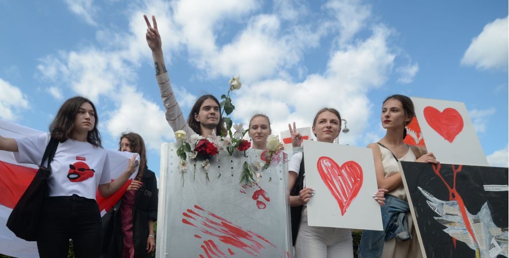 Шестой день протестов в Беларуси: ОМОН опустил щиты, Светлана Тихановская выступила с обращением