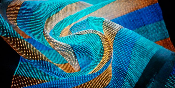 Ученые создали шарф-дисплей — он умеет обмениваться сообщениями и изображениями