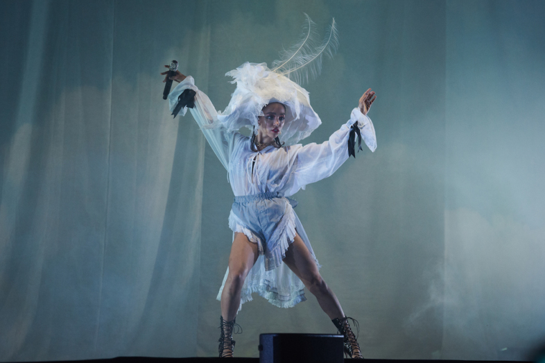 Евангелие от «MAGDALENE»: как FKA twigs играет в святую и грешницу (фото 6)