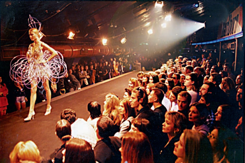 Как прошел показ Paco Rabanne в клубе «Титаник» в 1996 году. Отрывок из книги «Made in Dance» (фото 10)