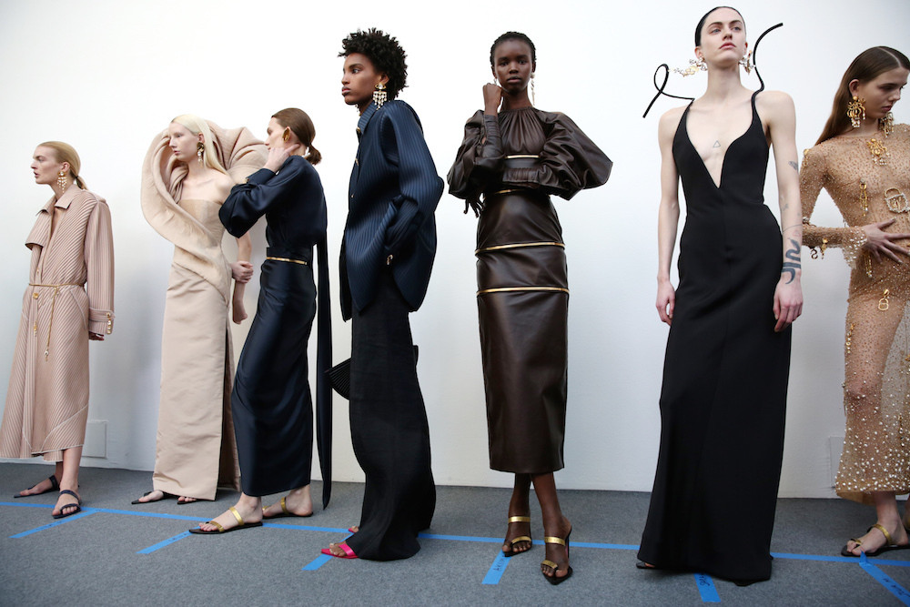 Кутюрный апсайклинг и прощальное шоу Жан-Поля Готье: чем запомнилась Неделя высокой моды весна-лето 2020 (фото 11)