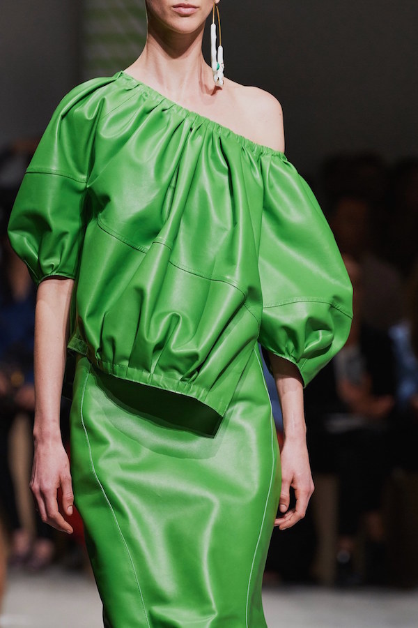 Драпировка и трикотаж в рубчик: 5 сверхактуальных фактур сезона весна-лето 2020 (фото 20)