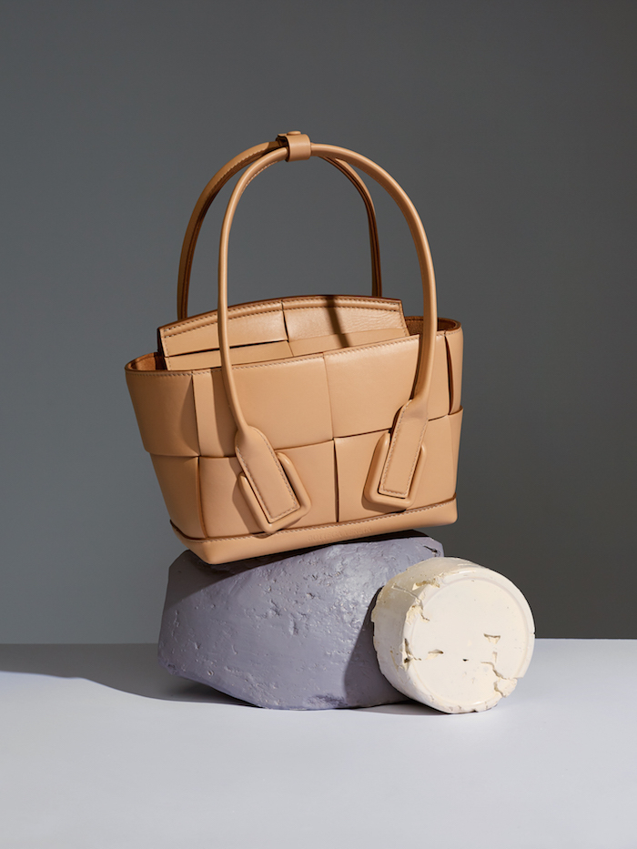 Меняем на любой из этих подарков все мимозы мира — специальная съемка BURO. и ЦУМа (фото 24)