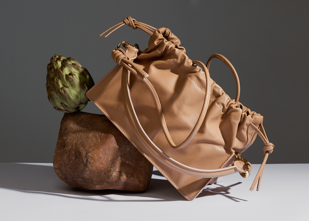 Меняем на любой из этих подарков все мимозы мира — специальная съемка BURO. и ЦУМа (фото 20)