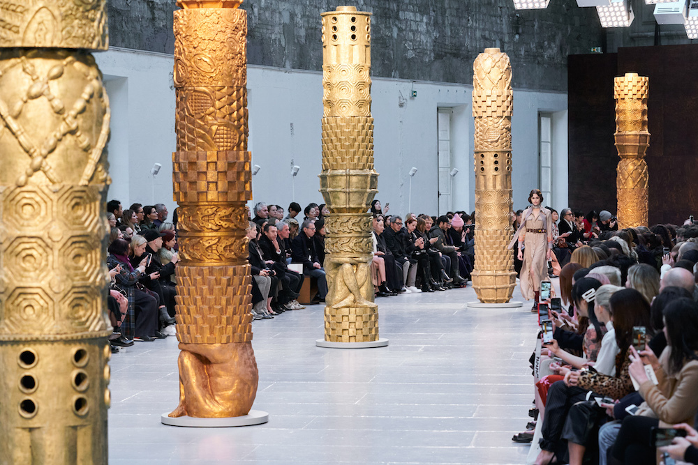 Арт + фэшн — неутихающий тренд. Вот 5 доказательств с прошедших Недель моды (фото 7)