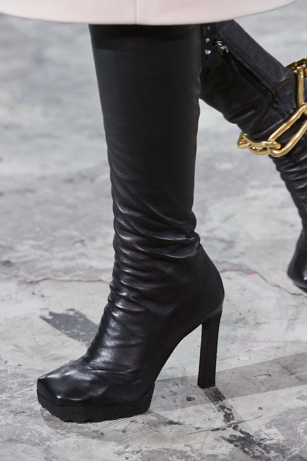 Тенденции обуви сезона осень-зима 2020: ботинки-леденцы и «лягушки» (фото 14)