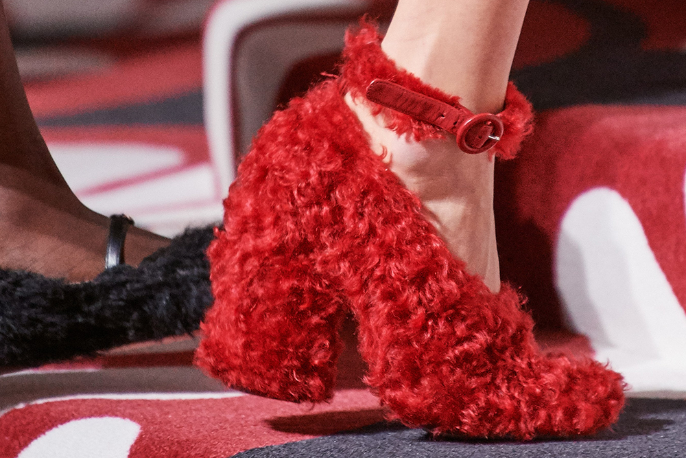 Тенденции обуви сезона осень-зима 2020: ботинки-леденцы и «лягушки» (фото 38)