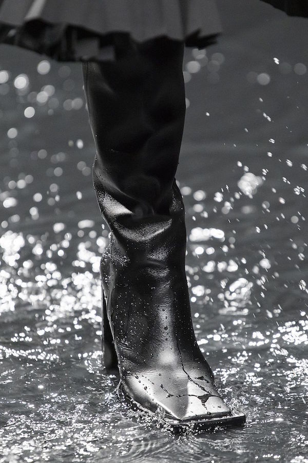 Тенденции обуви сезона осень-зима 2020: ботинки-леденцы и «лягушки» (фото 13)