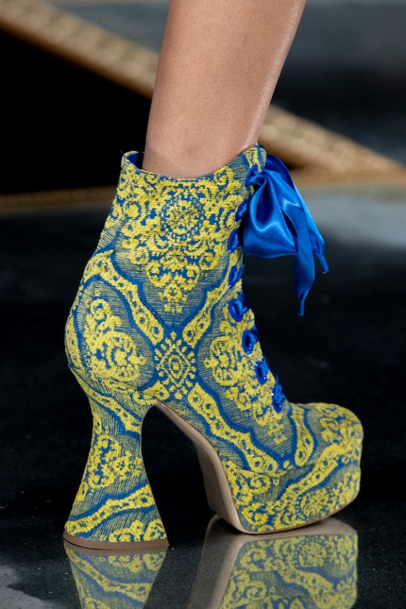 Тенденции обуви сезона осень-зима 2020: ботинки-леденцы и «лягушки» (фото 25)