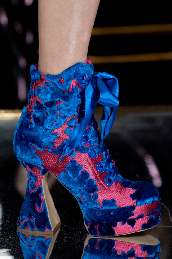 Тенденции обуви сезона осень-зима 2020: ботинки-леденцы и «лягушки» (фото 27)