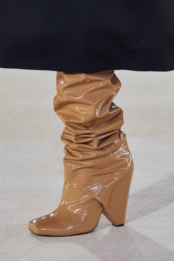 Тенденции обуви сезона осень-зима 2020: ботинки-леденцы и «лягушки» (фото 7)