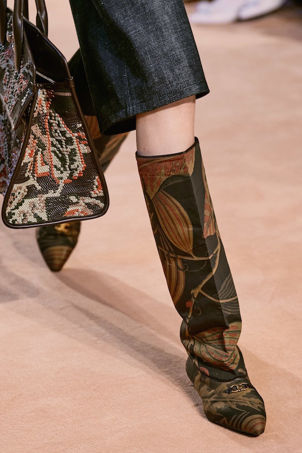 Тенденции обуви сезона осень-зима 2020: ботинки-леденцы и «лягушки» (фото 23)