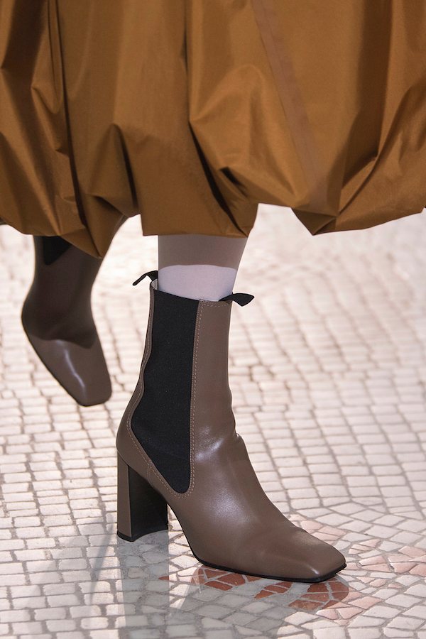 Тенденции обуви сезона осень-зима 2020: ботинки-леденцы и «лягушки» (фото 6)