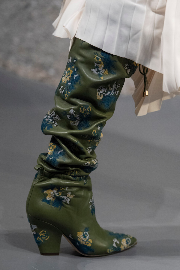 Тенденции обуви сезона осень-зима 2020: ботинки-леденцы и «лягушки» (фото 26)