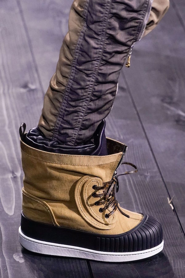 Тенденции обуви сезона осень-зима 2020: ботинки-леденцы и «лягушки» (фото 31)