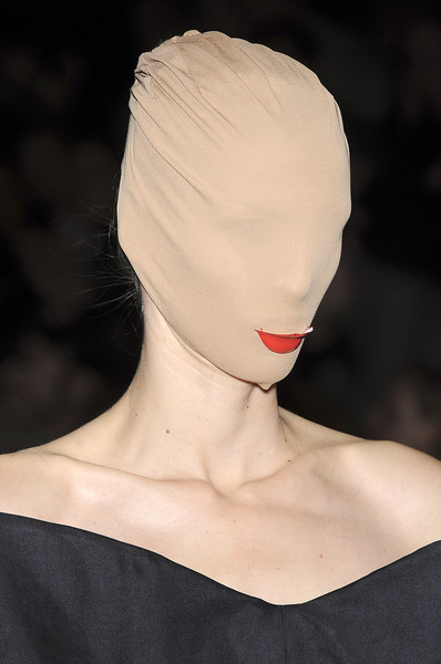 Современные доспехи — какие они? Маски, капюшоны и другая защита в мудборде BURO. (фото 14)