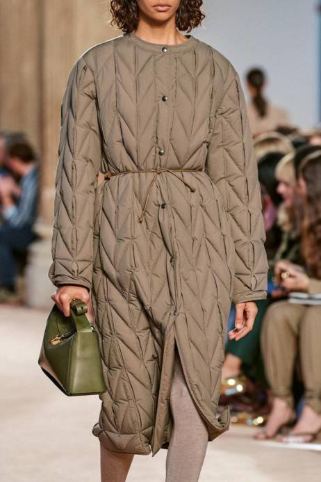 Ковры, одеяла и мебельная обивка. Принты и фактуры сезона осень-зима 2020 настраивают на уют (фото 19)