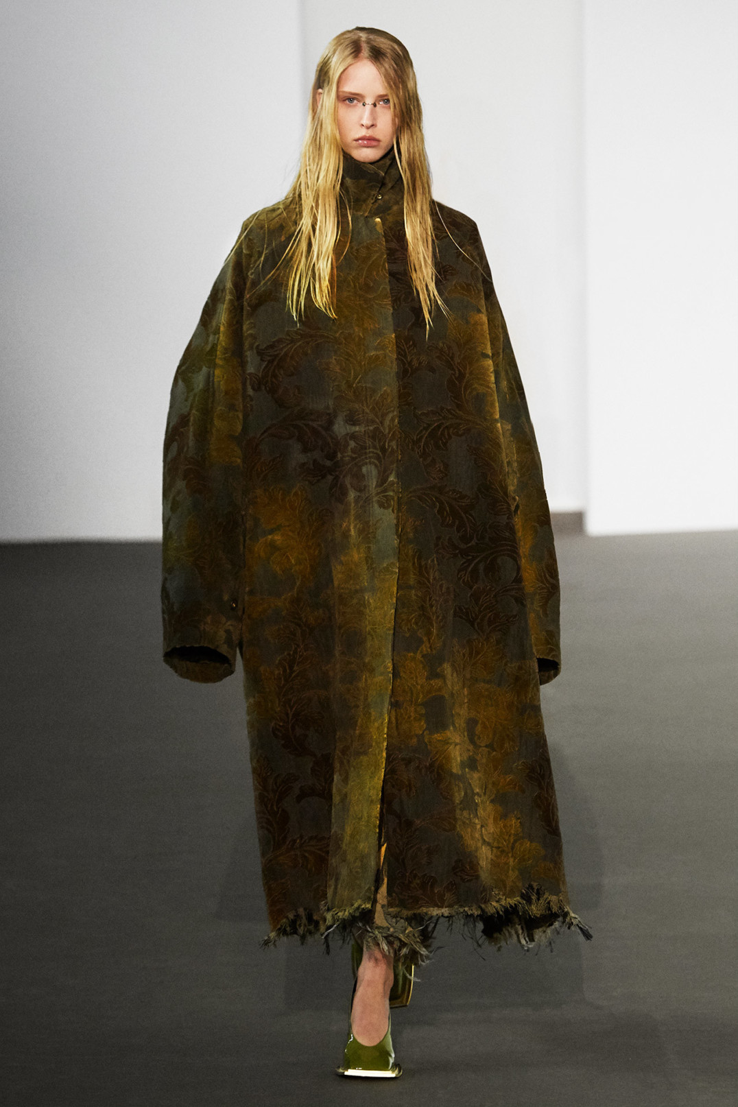 Ковры, одеяла и мебельная обивка. Принты и фактуры сезона осень-зима 2020 настраивают на уют (фото 3)