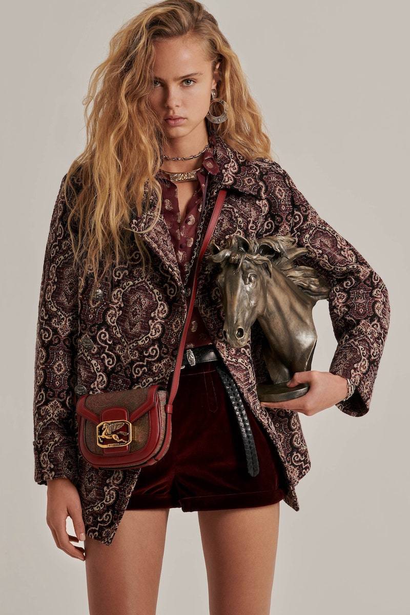 Ковры, одеяла и мебельная обивка. Принты и фактуры сезона осень-зима 2020 настраивают на уют (фото 8)