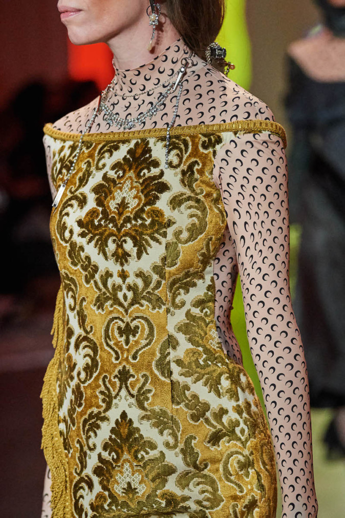 Ковры, одеяла и мебельная обивка. Принты и фактуры сезона осень-зима 2020 настраивают на уют (фото 15)