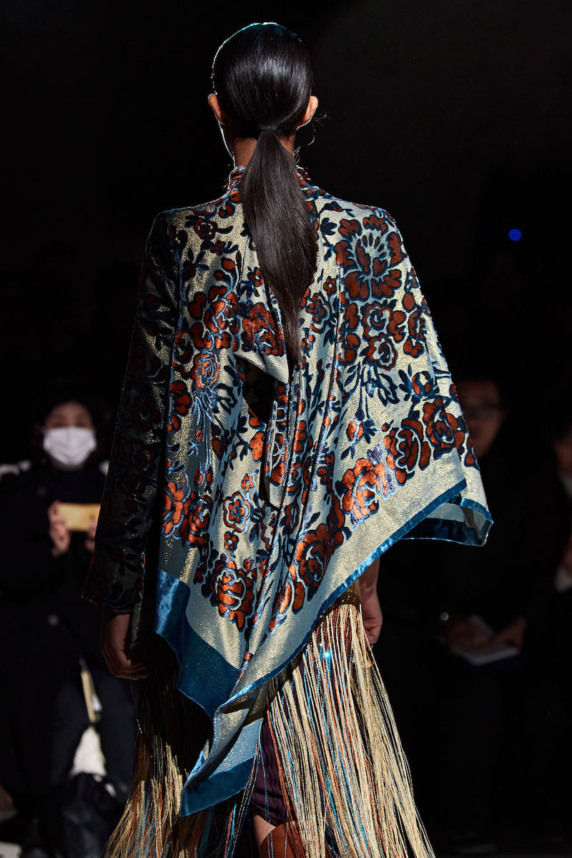 Ковры, одеяла и мебельная обивка. Принты и фактуры сезона осень-зима 2020 настраивают на уют (фото 14)