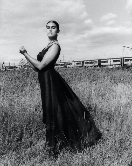 Пригороды и мужчины в платьях: 10 эффектных рекламных кампаний сезона осень-зима 2020 (фото 6)