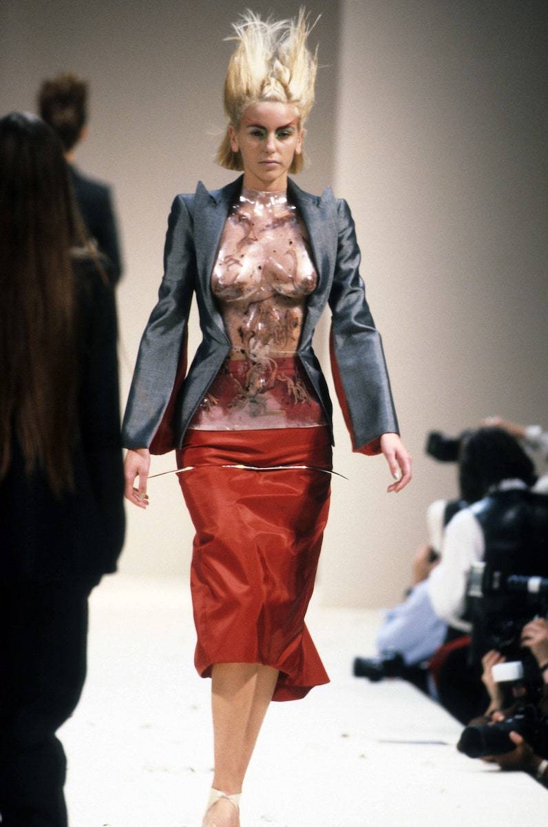 Захороненная одежда и черви: коллекции, которые пугали и завораживали одновременно (фото 2)