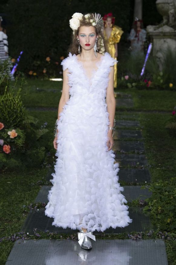 Захороненная одежда и черви: коллекции, которые пугали и завораживали одновременно (фото 14)