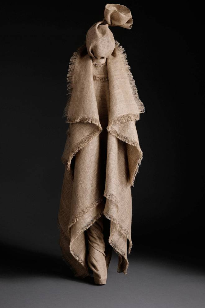 Захороненная одежда и черви: коллекции, которые пугали и завораживали одновременно (фото 7)