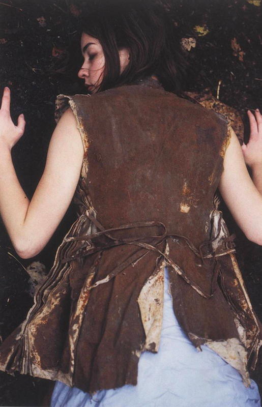 Захороненная одежда и черви: коллекции, которые пугали и завораживали одновременно (фото 5)