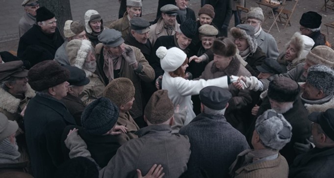 Костюмы в сериале «Ход королевы». Как красиво побеждать в шахматных турнирах (фото 16)