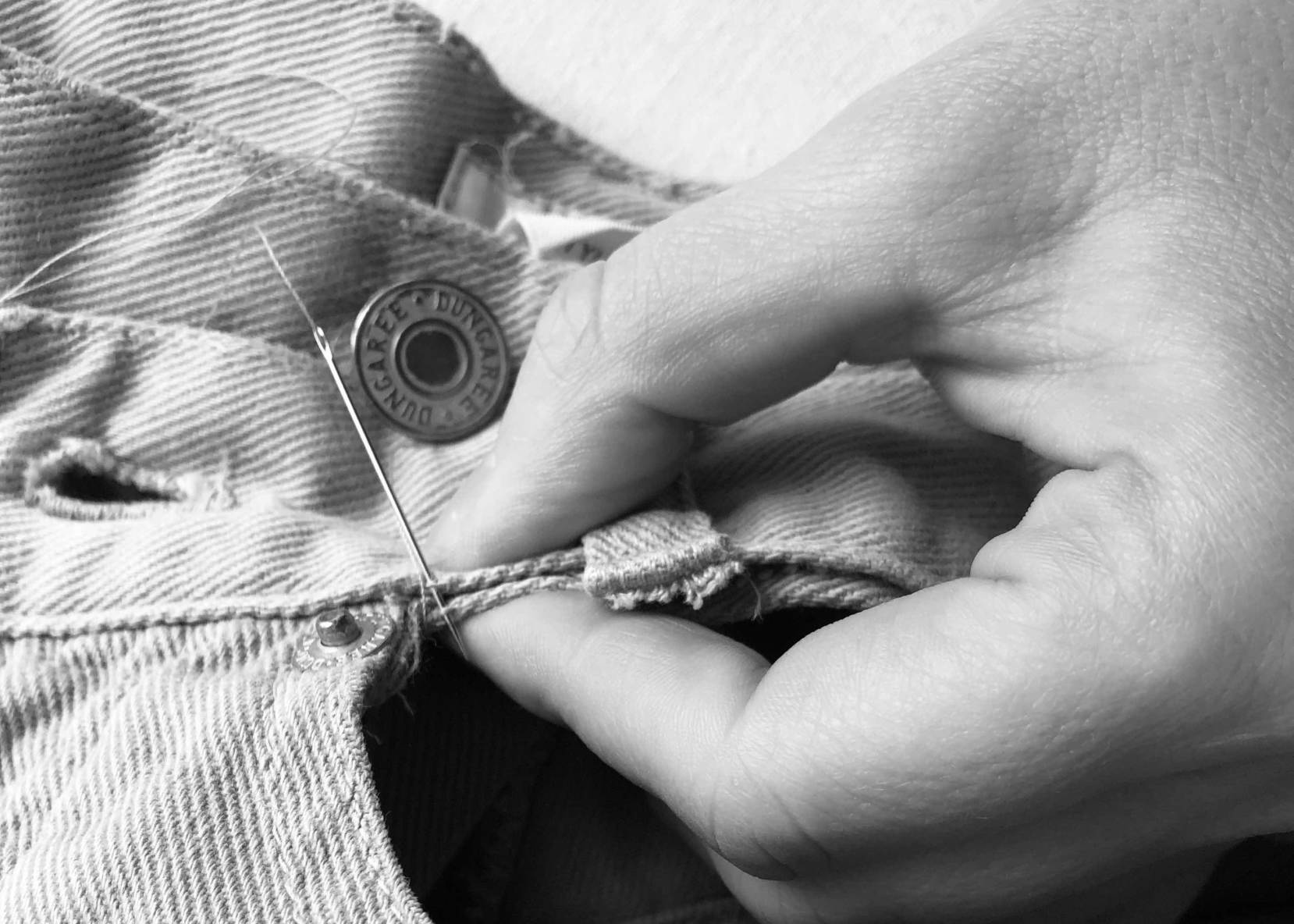 Сделай сам: обновляем джинсы классными вырезами (фото 7)