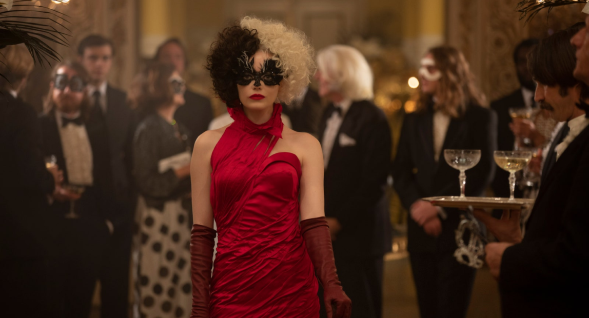 От Вествуд до Маккуина. Что стоит за образами Круэллы — диснеевской злодейки в исполнении Эммы Стоун (фото 1)