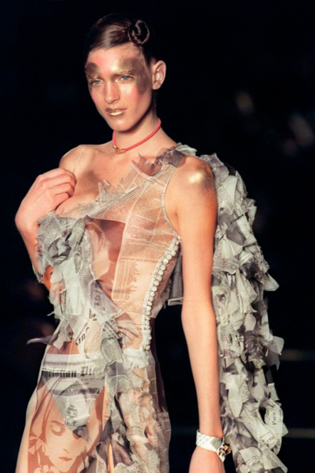 От Вествуд до Маккуина. Что стоит за образами Круэллы — диснеевской злодейки в исполнении Эммы Стоун (фото 10)