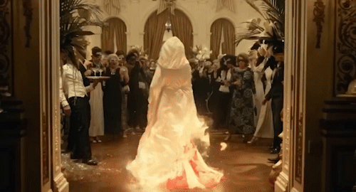 От Вествуд до Маккуина. Что стоит за образами Круэллы — диснеевской злодейки в исполнении Эммы Стоун (фото 2)