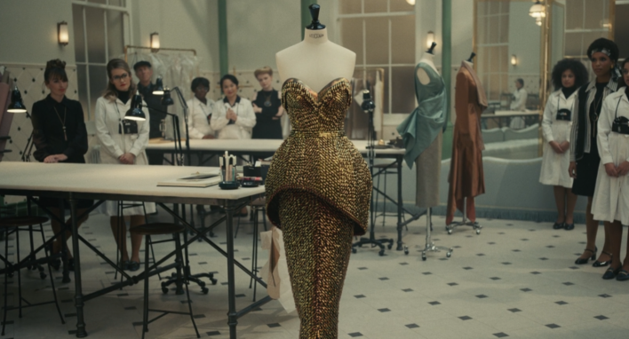 От Вествуд до Маккуина. Что стоит за образами Круэллы — диснеевской злодейки в исполнении Эммы Стоун (фото 12)