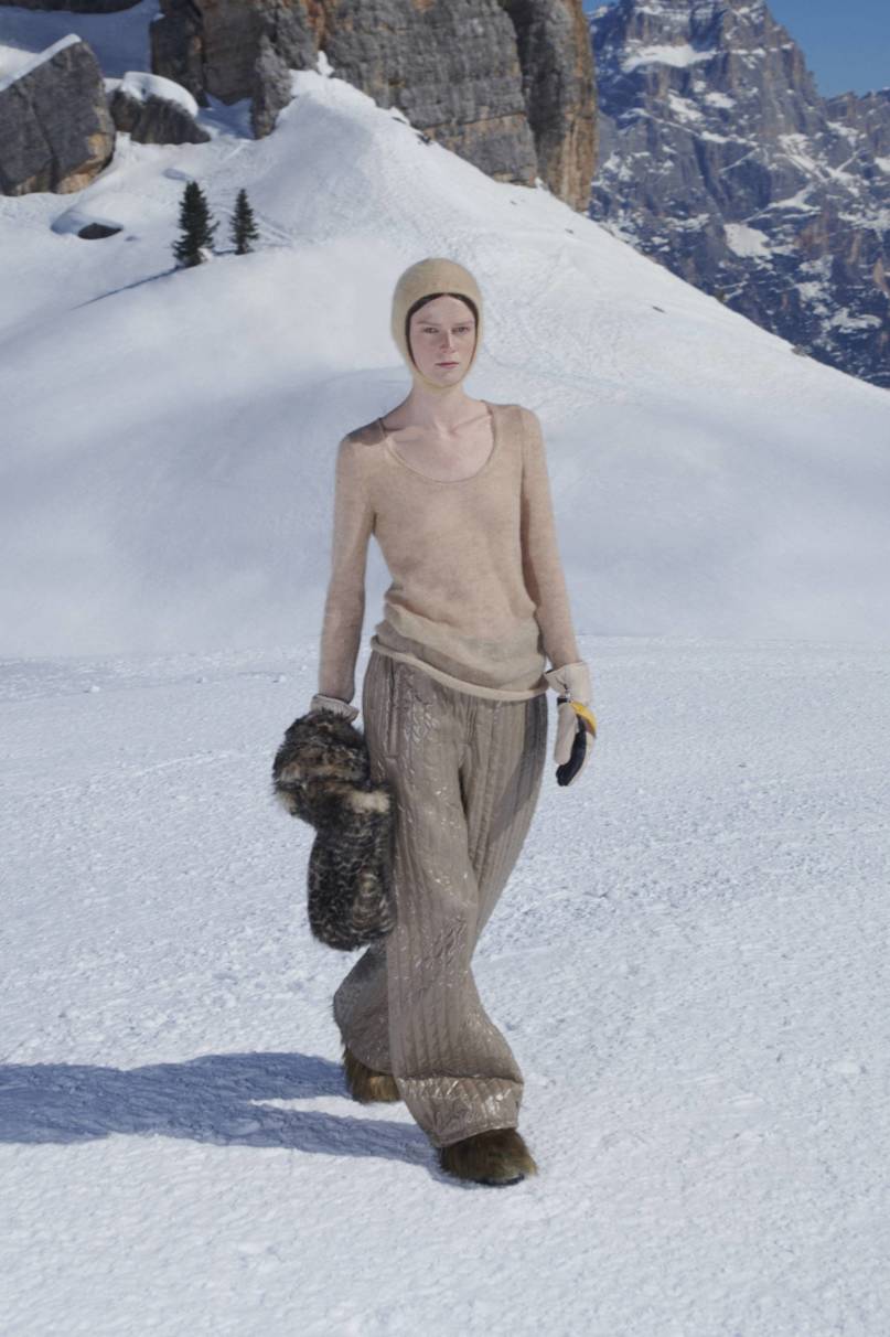 Не балаклава, а чепчик! Что стоит за самым модным головным убором осени (фото 16)