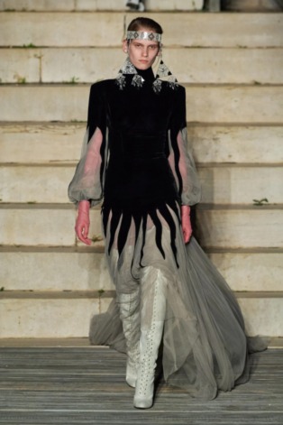 Космогония. Что Алессандро Микеле зашифровал в коллекции Gucci resort 2023 (фото 13)