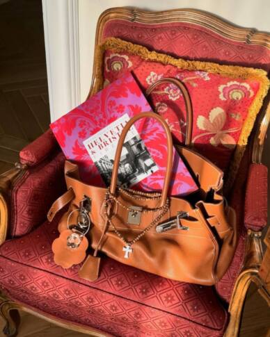 Шарфы-сосиски и гребни для волос: подробный гид по обвесу на сумки (фото 25)